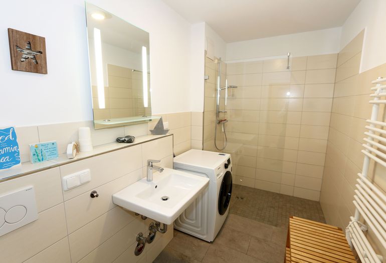 Badezimmer mit Waschmaschine