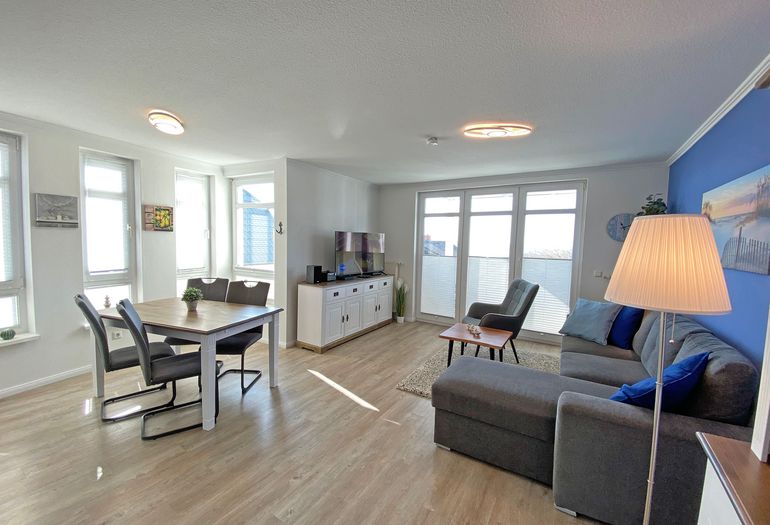 Wohnzimmer mit gemütlicher Couch und Esstisch Wohnzimmer mit gemütlicher Couch und Esstisch