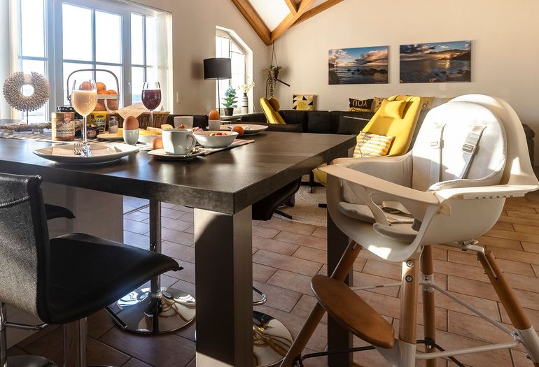 Essbereich mit großen Fenstern