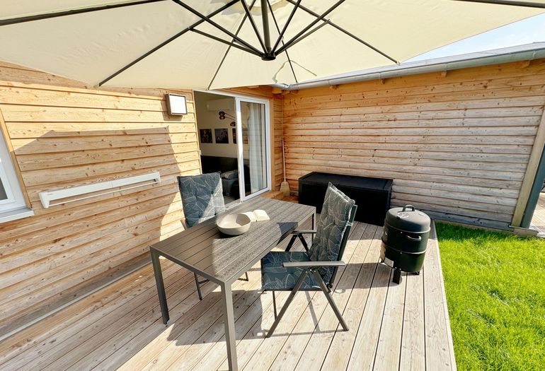 bestuhlte Holzterrasse