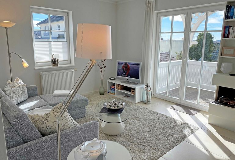 Wohnzimmer mit TV und Kamin Wohnzimmer mit TV und Kamin