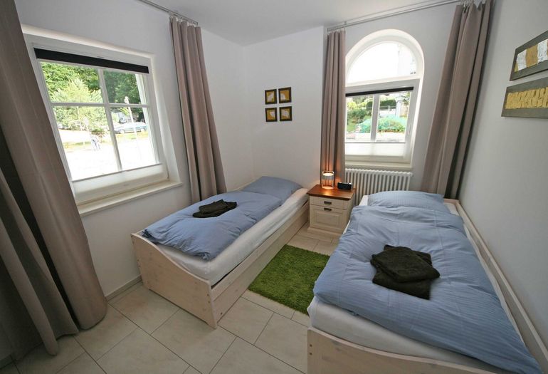 Schlafzimmer mit zwei Einzelbetten und Kleiderschrank