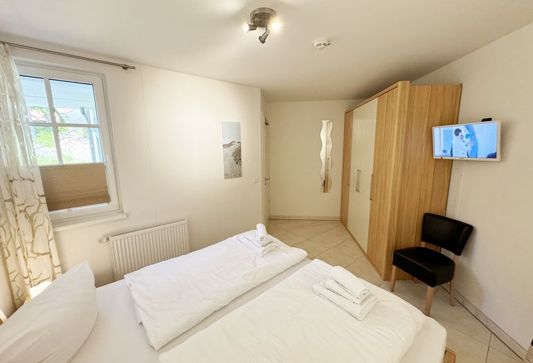 Schlafzimmer mit Kleiderschrank