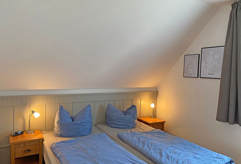 Schlafzimmer mit Kleiderschrank