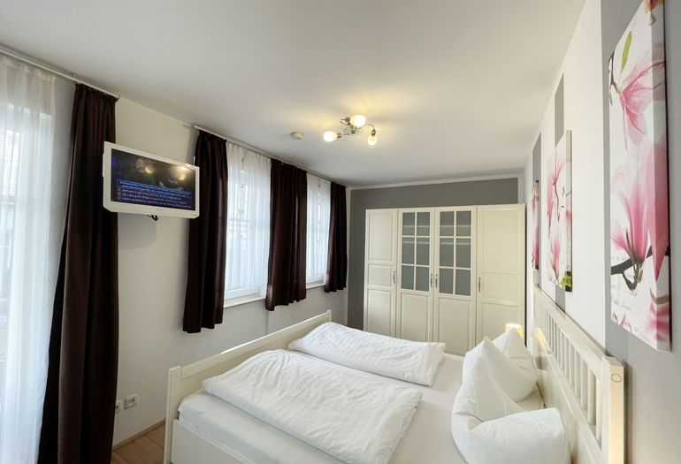 Schlafzimmer mit Kleiderschrank