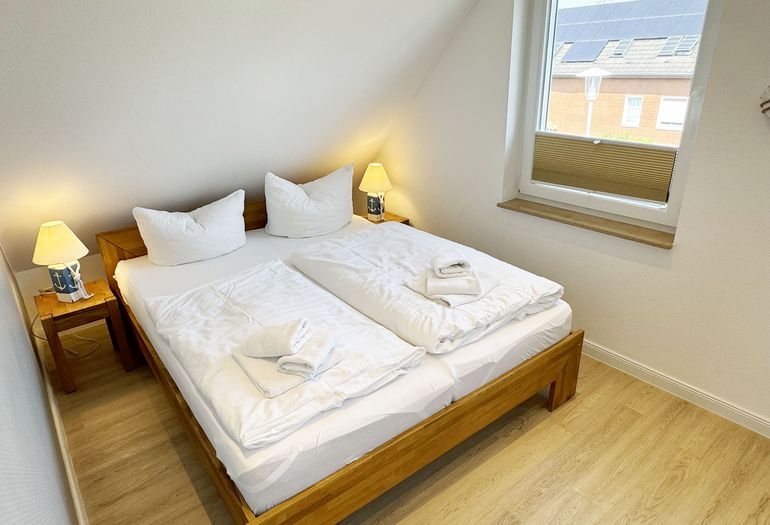 2. Schlafzimmer mit Doppelbett mit Nachttischablagen
