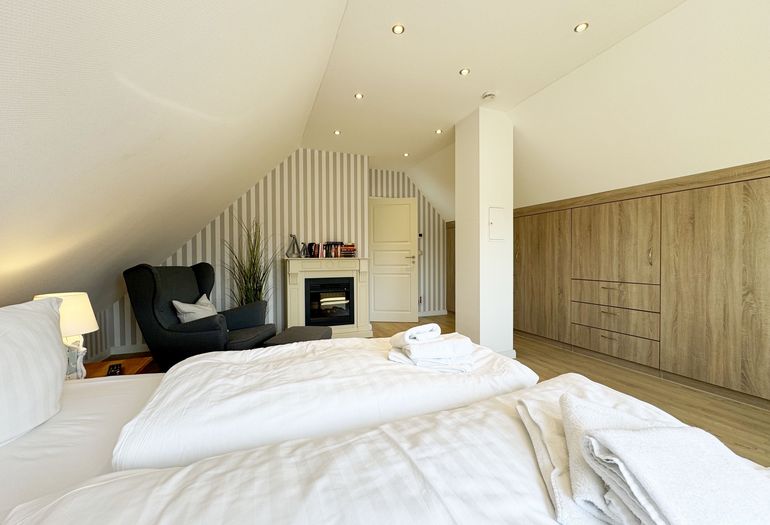 1. Schlafzimmer mit Doppelbett und großzügigen Einbau-Kleiderschrank