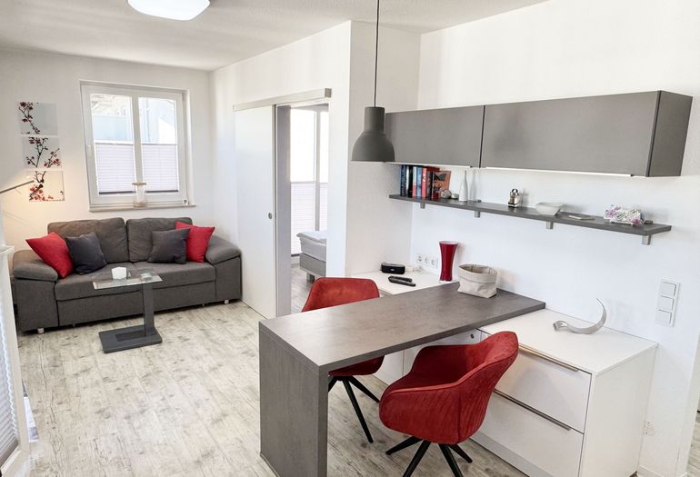 Essbereich mit Blick auf die gemütliche Couch