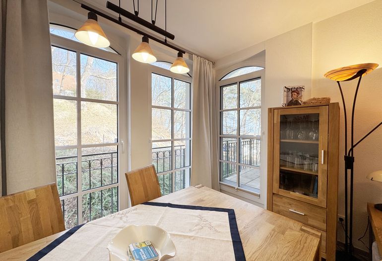 Esstisch mit Stühlen