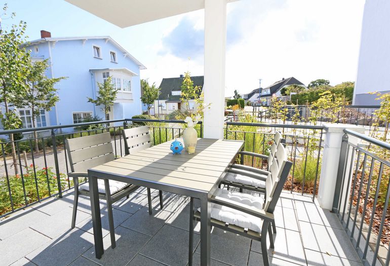 bestuhlte Terrasse mit Blick zur Straße