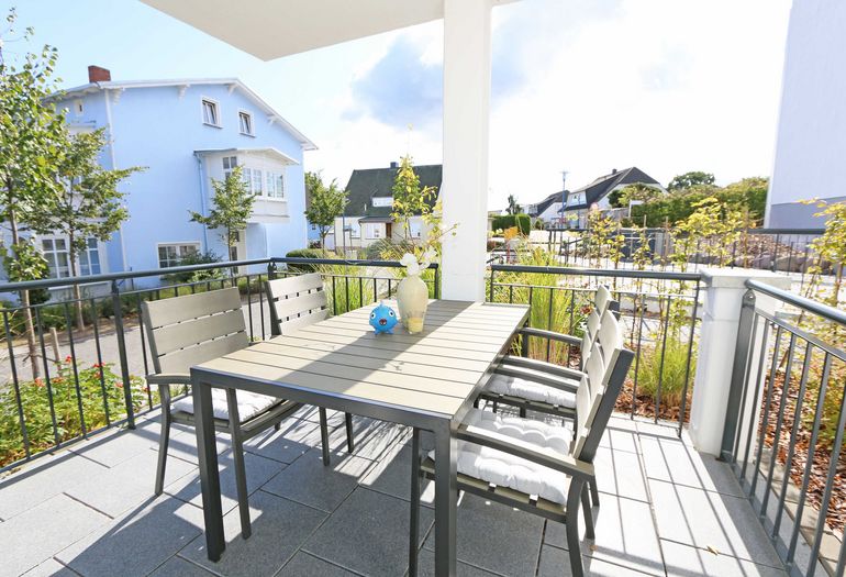 bestuhlte Terrasse mit Blick zur Straße bestuhlte Terrasse mit Blick zur Straße