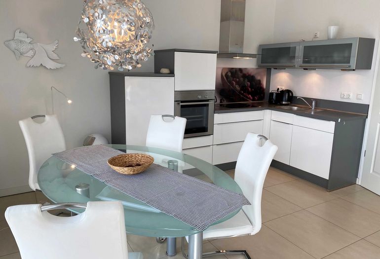 moderne Küchenzeile mit allem was man benötigt