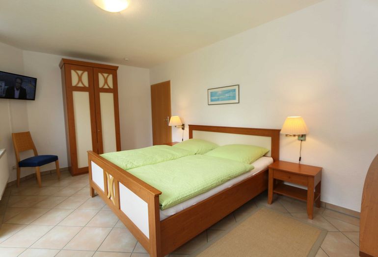 2. Schlafzimmer mit Doppelbett und TV