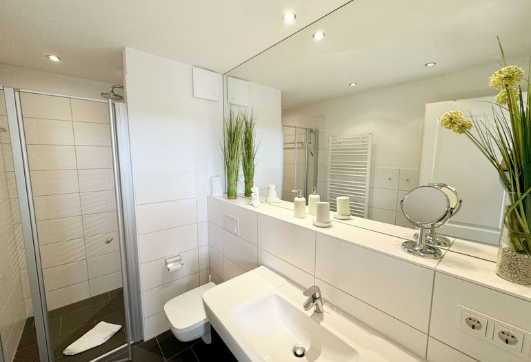 Badezimmer mit ebenerdiger Dusche