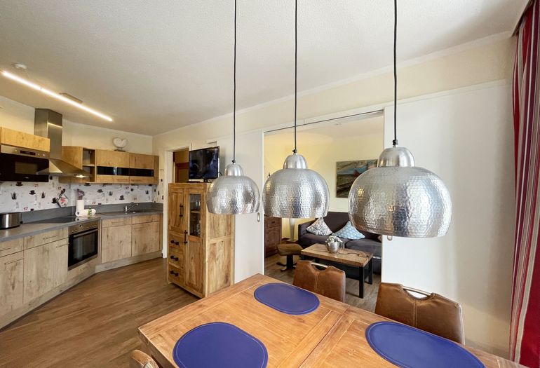 Moderner Küchen-und Essbereich für vier Personen Moderner Küchen-und Essbereich für vier Personen