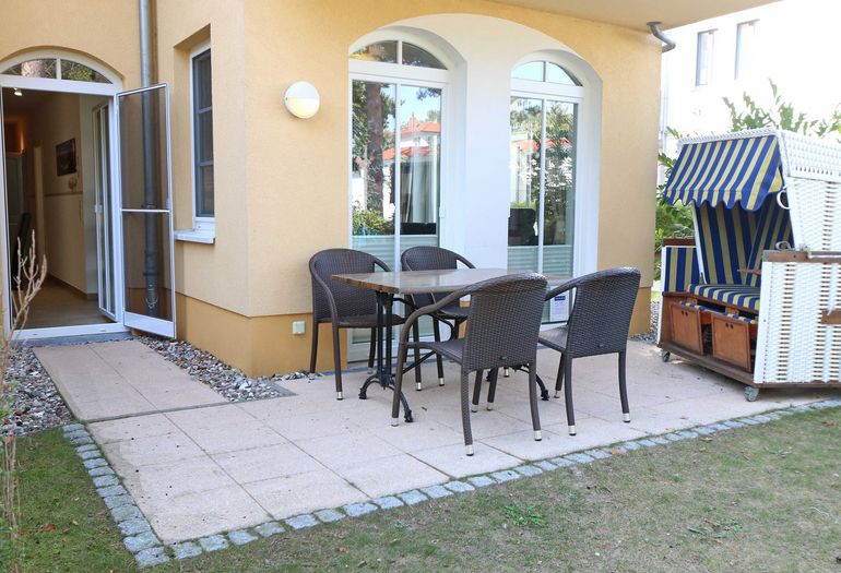 Terrasse mit Strandkorb