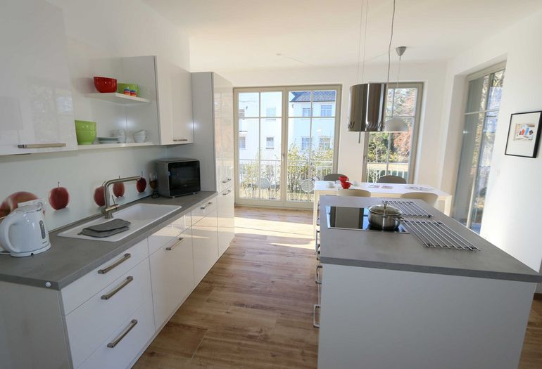 offene Küchenzeile lädt zum gemütlichen Essen ein