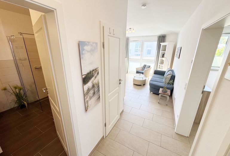 Flurbereich mit Blick ins Wohnzimmer und Badezimmer