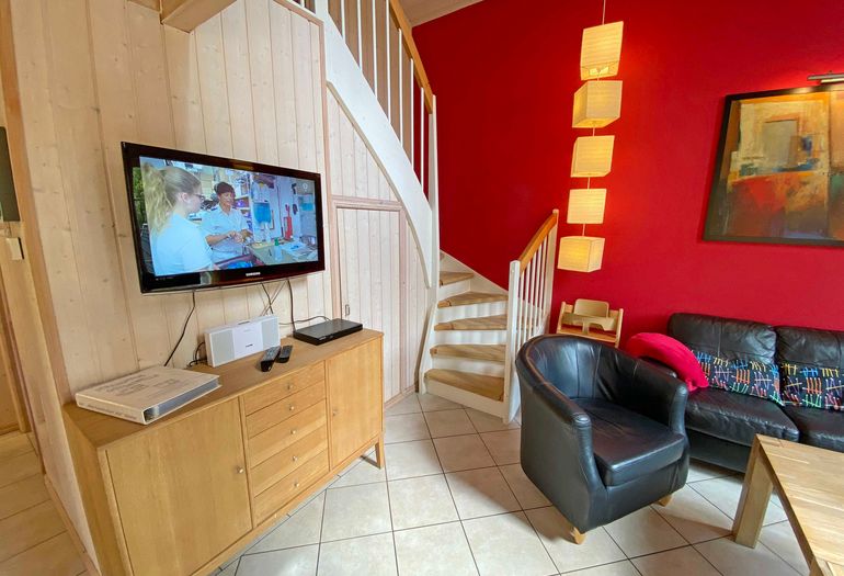 Wohnzimmer mit TV und Sessel