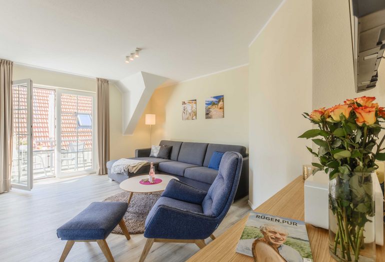 Wohnzimmer mit Couch und Sesel Wohnzimmer mit Couch und Sesel