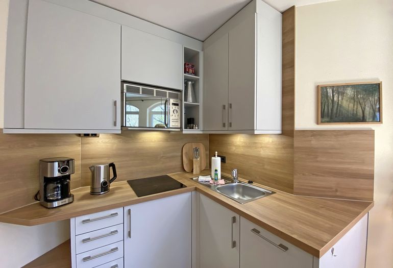 moderne Küchenzeile mit Kaffeemaschine, Wasserkocher und Toaster