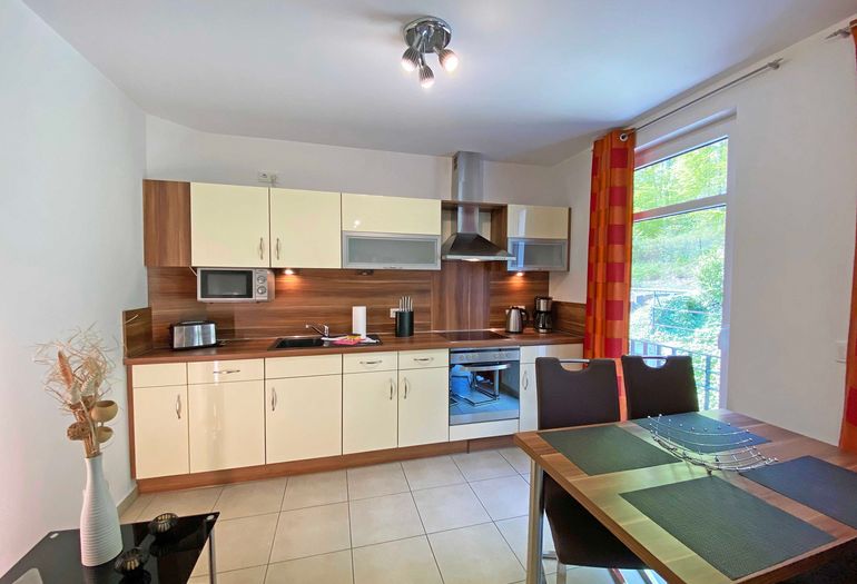 moderne Küchenzeile mit Backofen