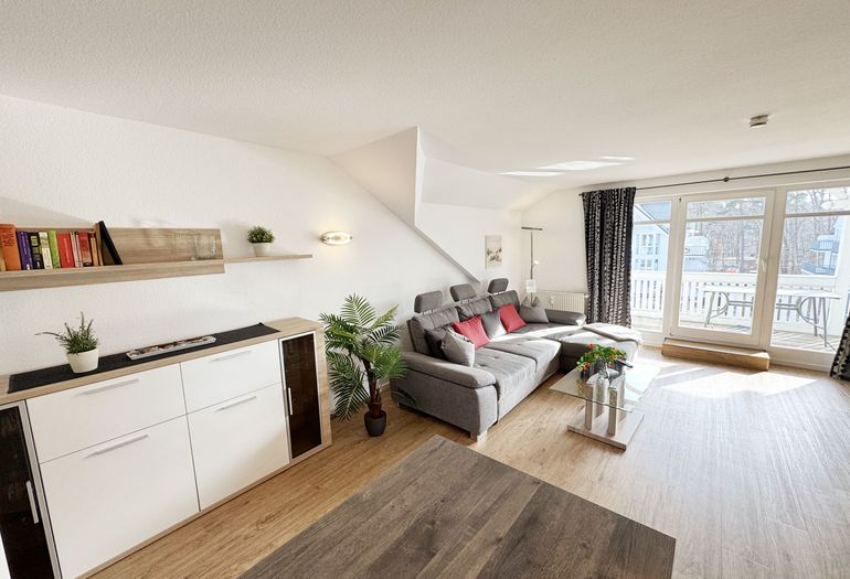 Wohnbereich mit Couch und Sideboard Wohnbereich mit Couch und Sideboard