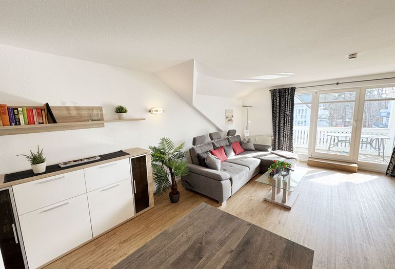 Wohnbereich mit Couch und Sideboard