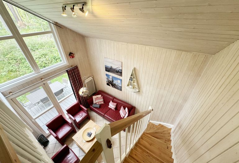 Blick in den Wohnbereich von der Galerie