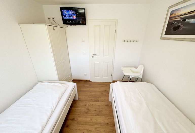 2. Schlafzimmer mit TV