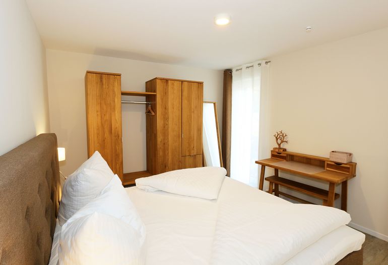 Schlafzimmer mit Kleiderschrank