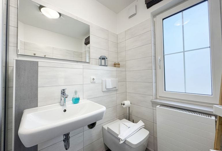 Tageslicht-Badezimmer mit Spiegel Tageslicht-Badezimmer mit Spiegel