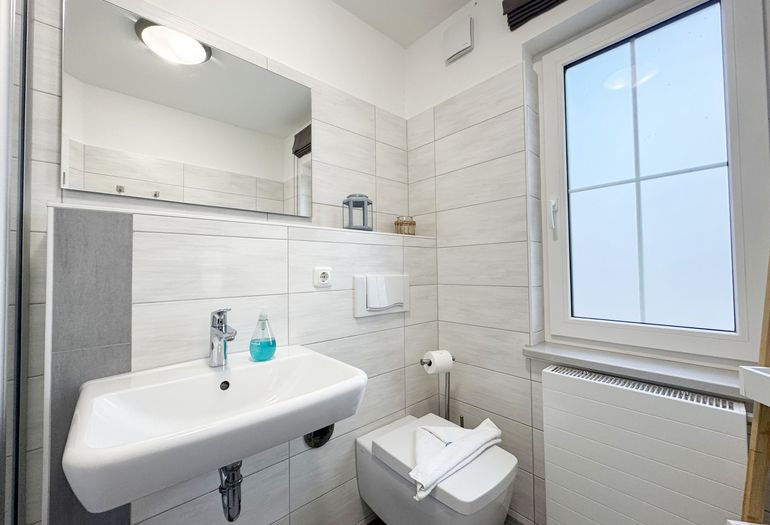 Tageslicht-Badezimmer mit Spiegel Tageslicht-Badezimmer mit Spiegel