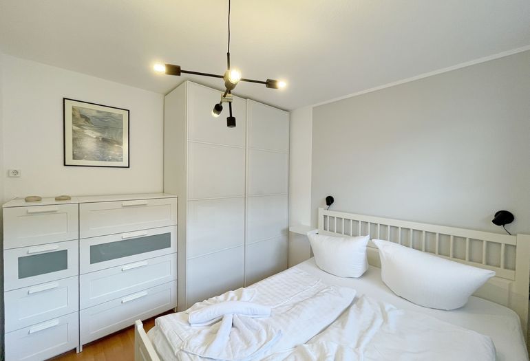 Schlafzimmer mit Kleiderschrank