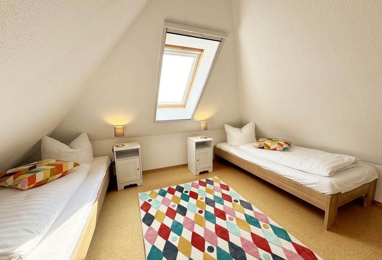 2. Schlafzimmer mit Dachfenster