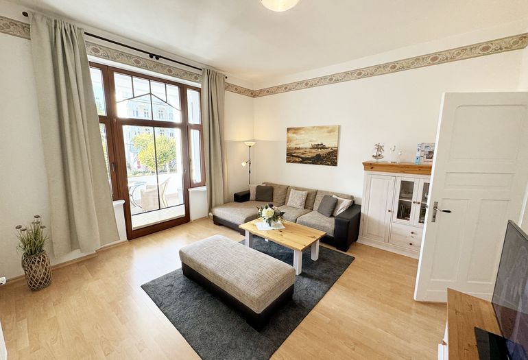 Wohnbereich mit Zugang zum Balkon Wohnbereich mit Zugang zum Balkon