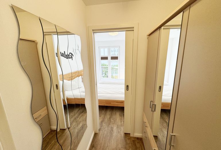 Ankleidebereich mit Kleiderschrank und Spiegel