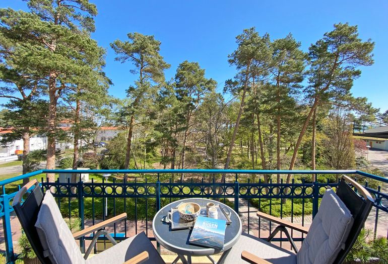 bestuhlter Balkon mit Blick ins Grüne