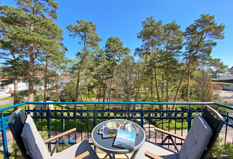 bestuhlter Balkon mit Blick ins Grüne