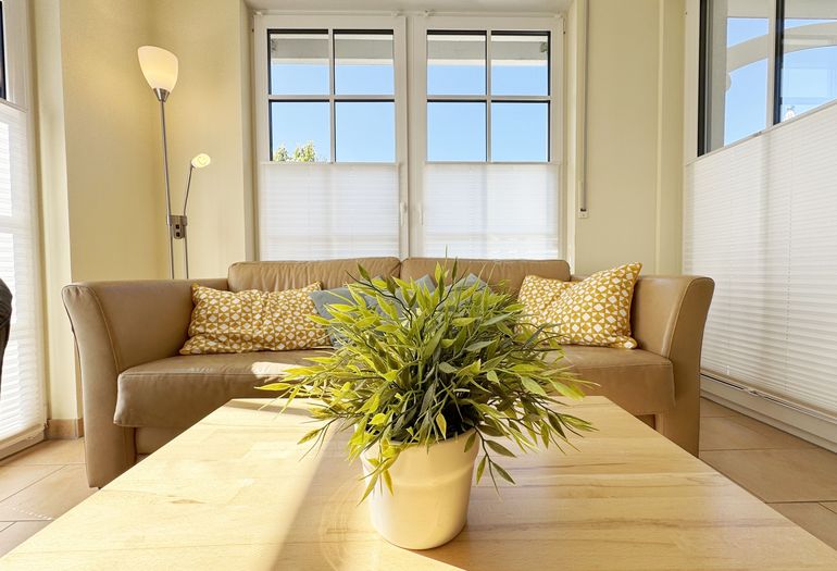 gemütliches Wohnzimmer mit Couch