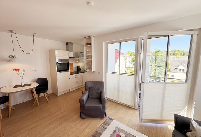 offener Küchenbereich mit Esstisch