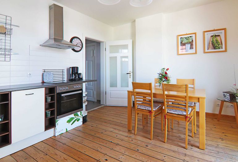 Küchenzeile mit kleinem Esstisch