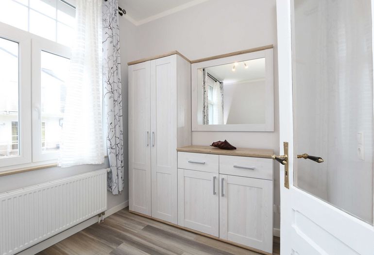 1. Schlafzimmer mit Doppelbett und Kleiderschrank