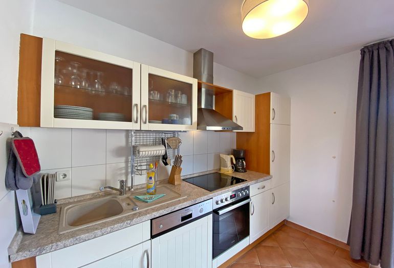 Küchenzeile mit Backofen