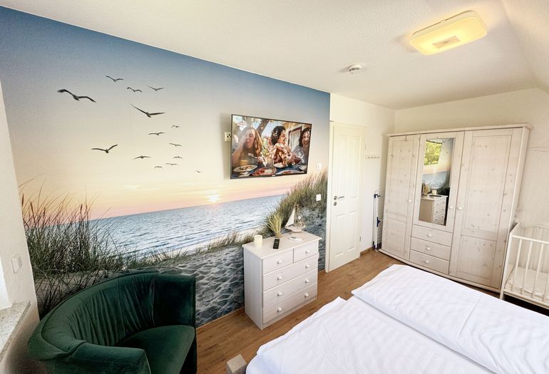1. Schlafzimmer mit TV