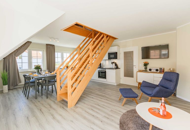 Wohnbereich mit Couch und Sessel Wohnbereich mit Couch und Sessel