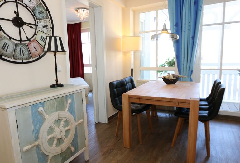 Essplatz mit Zugang zum Balkon