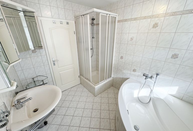 Badezimmer mit Dusche und Badewanne