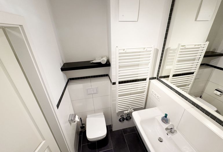 innenliegendes Badezimmer mit WC und Waschbecken