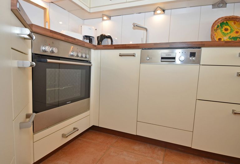 Küchenzeile mit Backofen Küchenzeile mit Backofen